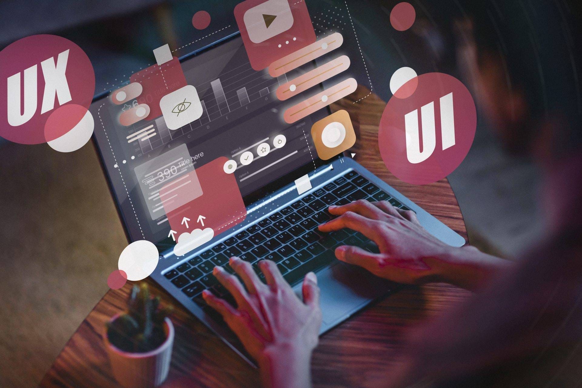 Pessoa utilizando um laptop em uma mesa de madeira, com várias interfaces e ícones digitais sobrepostos na imagem. Elementos de design UX e UI, como gráficos, botões, ícones de mídia e controles deslizantes, estão destacados ao redor da tela. As palavras 'UX' e 'UI' aparecem em círculos grandes nas laterais. Na mesa, há um pequeno vaso de planta.